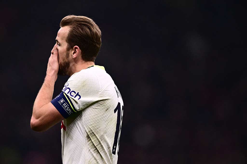 Tapi satu-satunya kesempatan Kane untuk menyelamatkan timnya gagal setelah sundulannya diselamatkan dengan baik oleh Maignan.