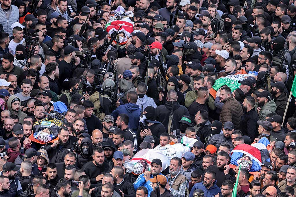 Para pelayat memadati jalan saat prosesi pemakaman warga Palestina yang terbunuh pada hari sebelumnya dalam serangan tentara Israel di Kamp Jenin, Palestina, Rabu, 8 Maret 2023.
