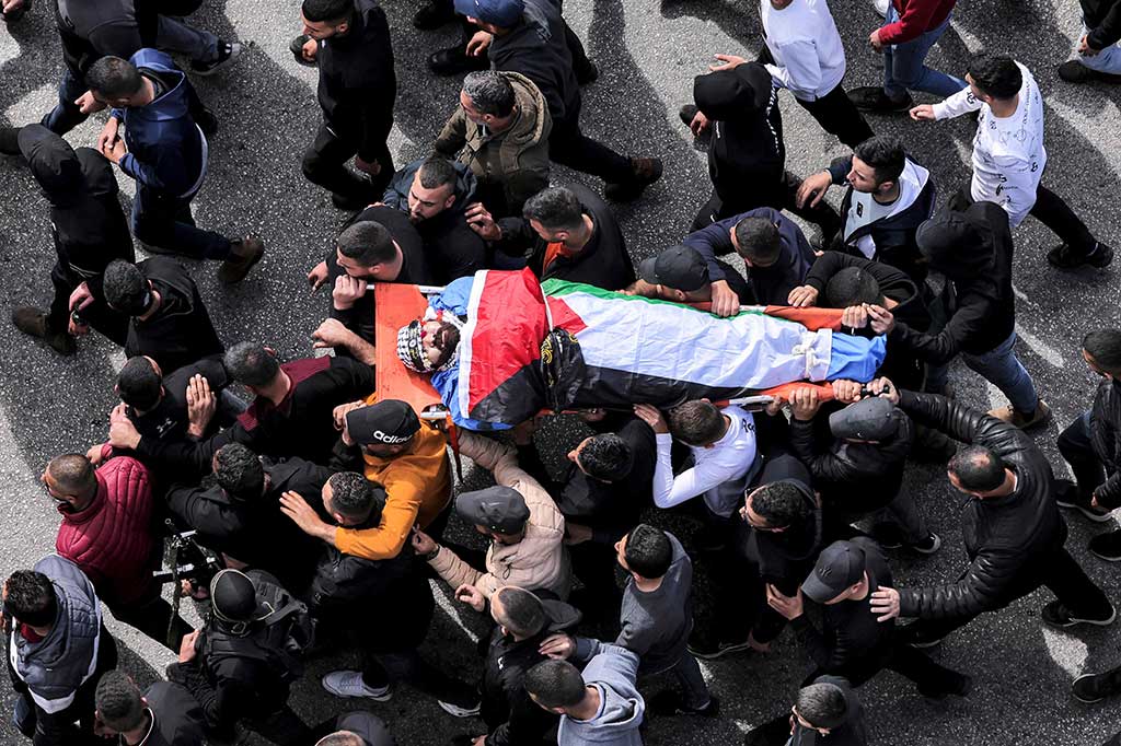 Kementerian Kesehatan Palestina mengatakan 6 orang Palestina tewas dan 16 lainnya terluka. Satu anggota polisi Israel terluka dan tiga lainnya luka ringan. Militer mengidentifikasi salah satu pria bersenjata itu sebagai Abdel-Fattah Kharusha, seorang anggota kelompok Islamis Hamas yang disebut menembak dua warga Israel ketika mereka duduk di dalam mobil di sebuah pos pemeriksaan dekat desa Palestina, Huwara di Tepi Barat yang diduduki Israel pada 26 Februari.