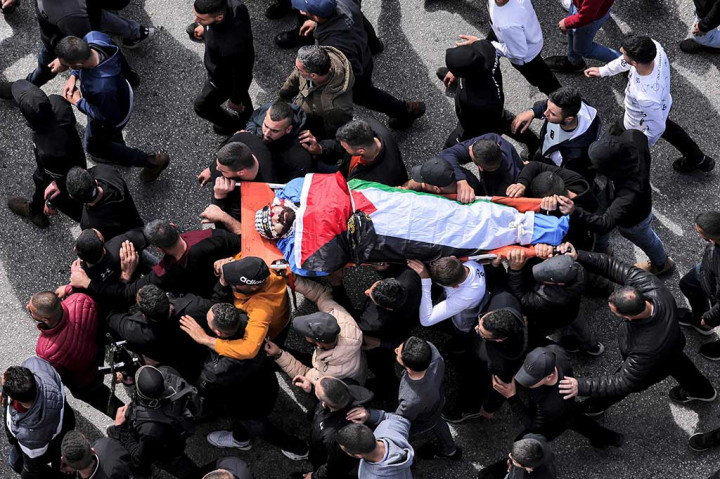 Kementerian Kesehatan Palestina mengatakan 6 orang Palestina tewas dan 16 lainnya terluka. Satu anggota polisi Israel terluka dan tiga lainnya luka ringan. Militer mengidentifikasi salah satu pria bersenjata itu sebagai Abdel-Fattah Kharusha, seorang anggota kelompok Islamis Hamas yang disebut menembak dua warga Israel ketika mereka duduk di dalam mobil di sebuah pos pemeriksaan dekat desa Palestina, Huwara di Tepi Barat yang diduduki Israel pada 26 Februari.