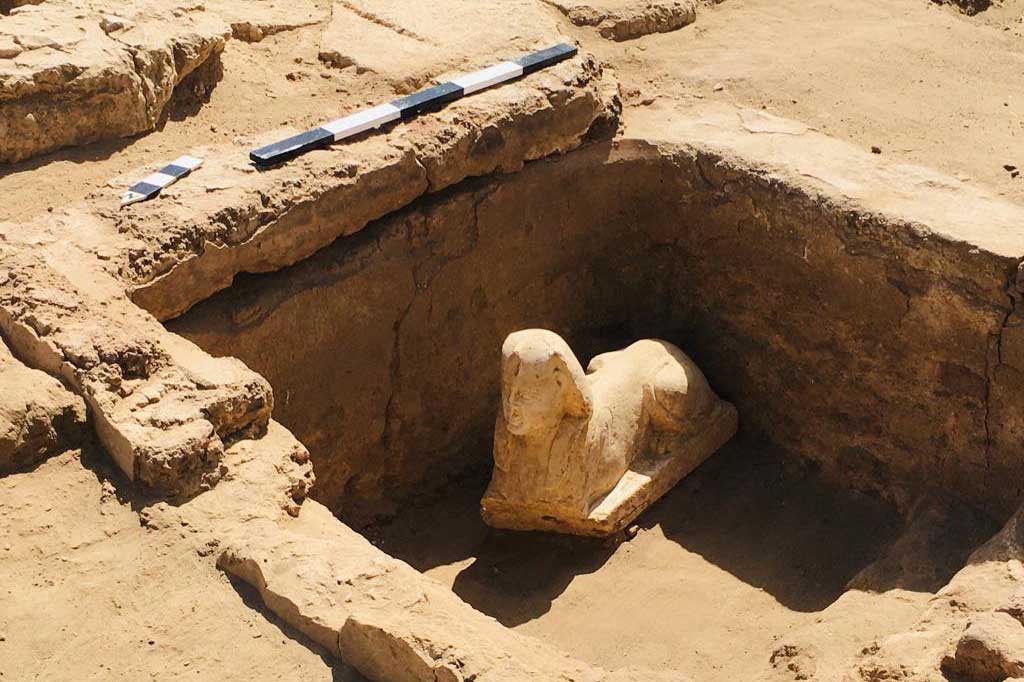 Para arkeolog di Mesir telah menemukan patung sphinx dengan wajah tersenyum dan dua lesung pipit di dekat Kuil Hathor, salah satu situs kuno yang paling terpelihara di negara itu.