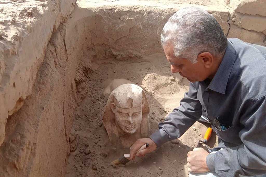 Seorang pekerja menggali patung sphinx di dekat Kuil Dendera di Provinsi Qena, Mesir.
