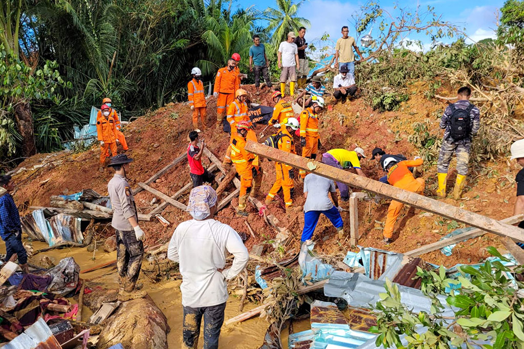 Hingga kini, korban tewas akibat bencana alam  di Natuna, Kepri tersebut mencapai 21 orang, sementara sebanyak 33 lainnya belum ditemukan.