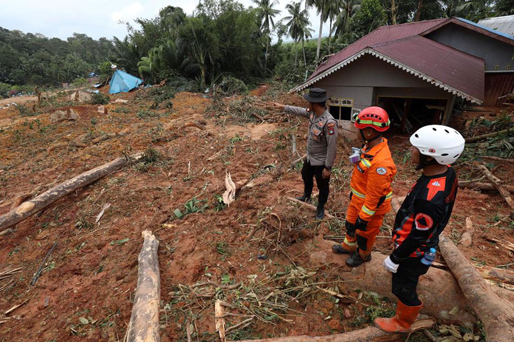 Sementara, total jumlah pengungsi 1.216 orang dengan rincian pengungsi di PLBN Serasan sebanyak 219 orang, pengungsian Puskesmas sebanyak 215 orang, pengungsian Pelimpak dan Mesjid Al Furqon sebanyak 500 orang, pengungsian di SMA Negeri 1 Serasan sebanyak 282 orang.