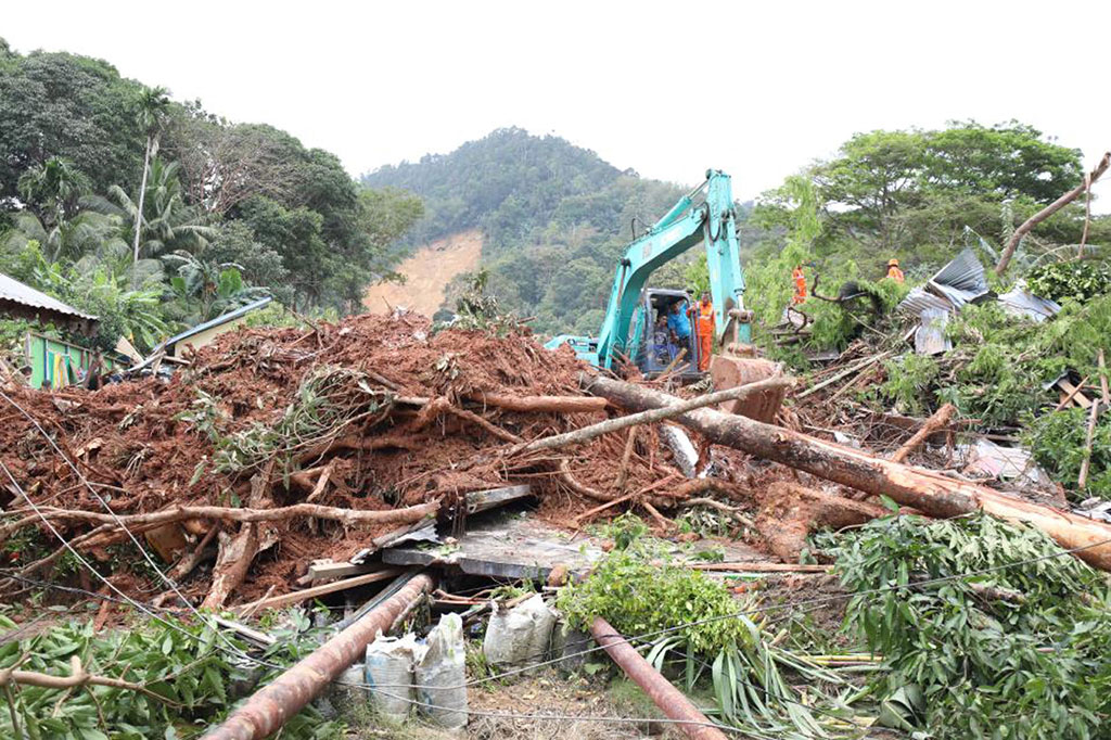 Longsor terjadi pada Senin, 6 Maret 2023 yang dipicu cuaca ekstrem. Selain ribuan warga mengungsi, longsor juga mengubur 27 unit rumah.
