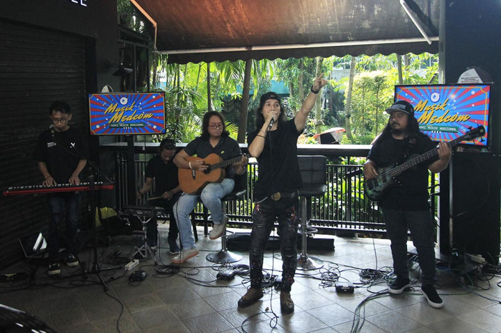 Sementara Trove Band membawakan 3 lagu, salah satunya lagu yang menjadi juara lomba cipta lagu HUT Medcom.id, yakni Muda Memberi Arti. 