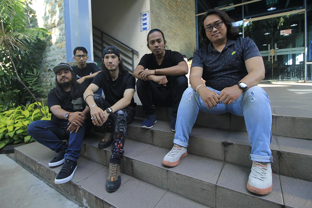 Trove Band beranggotakan lima orang yaitu Febi sebagai Vokalis, Dicka sebagai Drummer, Dimas sebagai keyboard, Ribon sebagai Gitar dan Futu sebagai Bassis.