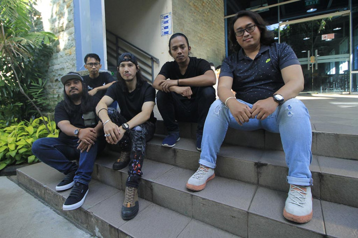 Trove Band beranggotakan lima orang yaitu Febi sebagai Vokalis, Dicka sebagai Drummer, Dimas sebagai keyboard, Ribon sebagai Gitar dan Futu sebagai Bassis.