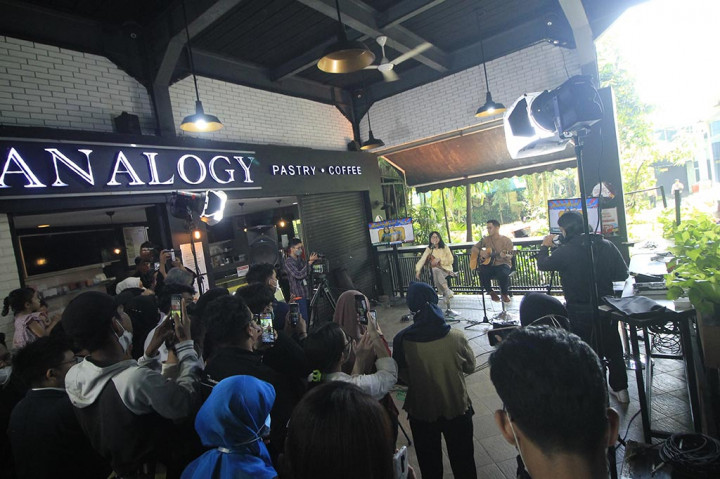 Konser Musik Medcom kembali di gelar, di Analogy Pastry & Coffee, Kompleks Media Group, Kedoya, Jakarta Barat, Kamis, 9 Maret 2023. Konser kali ini menghadirkan 2 bintang tamu, yakni Suara Kayu dan Trove Band.