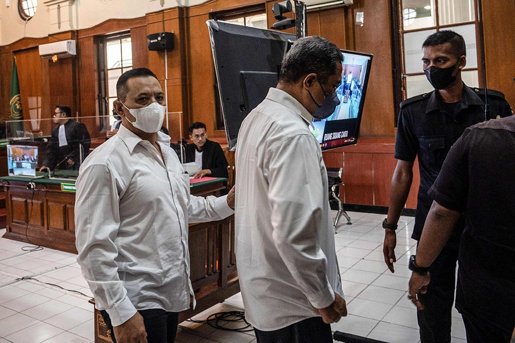Putusan majelis hakim terhadap terdakwa ini jauh lebih ringan daripada tuntutan jaksa penuntut kmum (JPU) yang sebelumnya menuntut terdakwa selama 6 tahun 8 bulan penjara.
