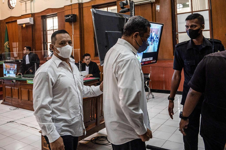 Putusan majelis hakim terhadap terdakwa ini jauh lebih ringan daripada tuntutan jaksa penuntut kmum (JPU) yang sebelumnya menuntut terdakwa selama 6 tahun 8 bulan penjara.