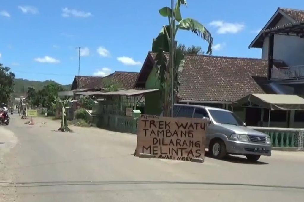 Protes karena kondisi jalan yang rusak tak kunjung diperbaiki, warga Desa di Tulungagung, Jawa Timur, menanam puluhan bahkan ratusan pohon pisang di tengah jalan.