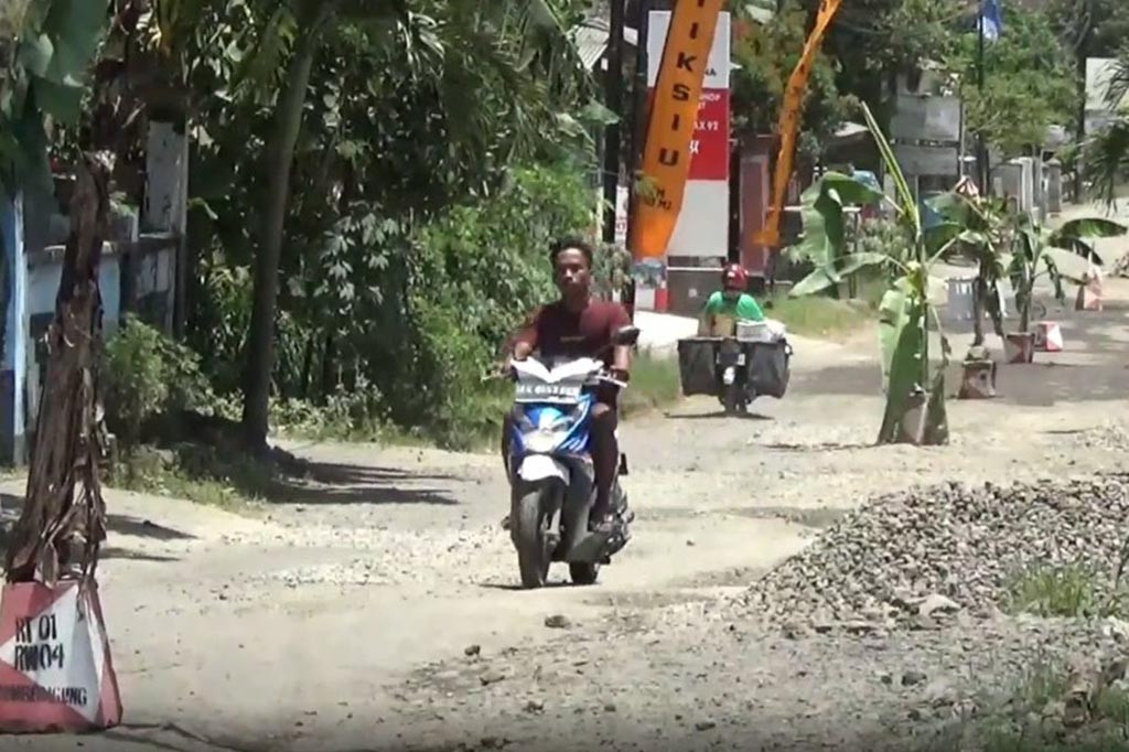 Jalan rusak tersebut mengalami rusak parah dengan panjang sekitar 1,5 kilometer. Kerusakan terjadi sejak 2 tahun yang lalu. warga menduga salah satu faktor penyebab ruaknya jalan adalah adanya aktivitas truk tambang batu. dalam sehari tidak kurang dari 100 kali truk bermuatan batu andesit melintas di jalan desa tersebut.