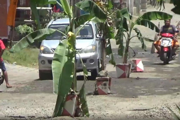 Sementara itu pengelola tambang, Suwarji mengatakan perbaikan jalan tersebut merupakan kewenangan Pemerintah Kabupaten. sambil menunggu perbaikan tersebut, dia mengaku setiap hari pihaknya menguruk lubang-lubang di jalan yang rusak dengan pasir dan batu koral.