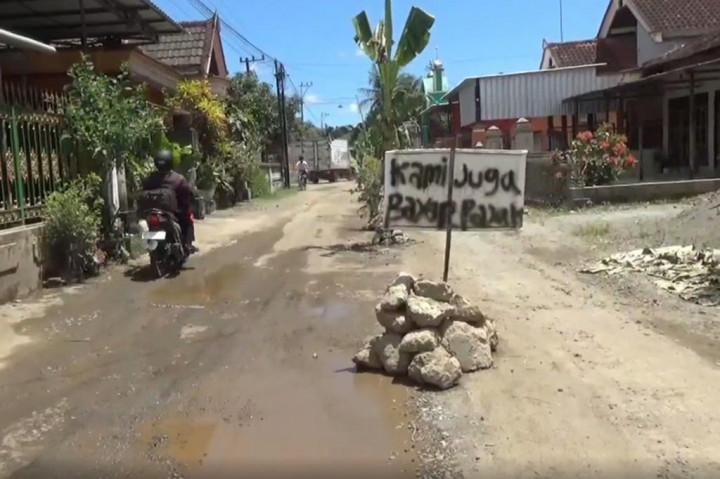 Persoalan jalan rusak di Desa Sumberagung ini, beberapa waktu lalu juga telah disampaikan ke DPRD Tulungagung melalui rapat dengar pendapat bersama pihak-pihak terkait. Namun sebagian warga tidak puas dengan hasil rapat tersebut, hingga terjadi aksi spontan penanaman pohon pisang di sepanjang jalan rusak tersebut. 