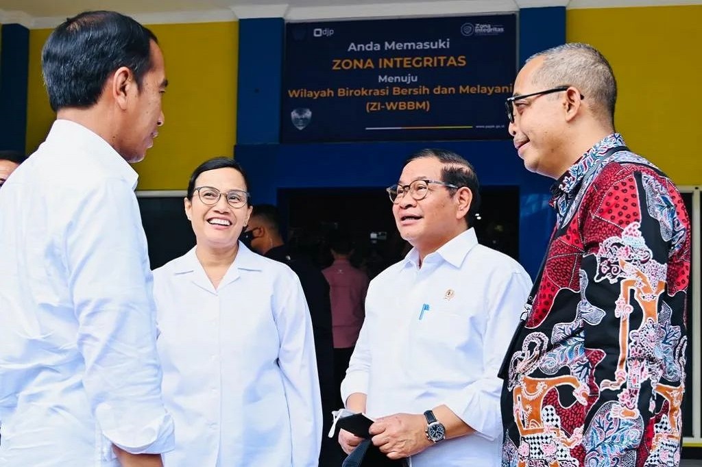 Presiden Joko Widodo mengecek penyampaian surat pemberitahuan (SPT) tahunan pajak di Kantor Pelayanan Pajak (KPP) Pratama Surakarta.
