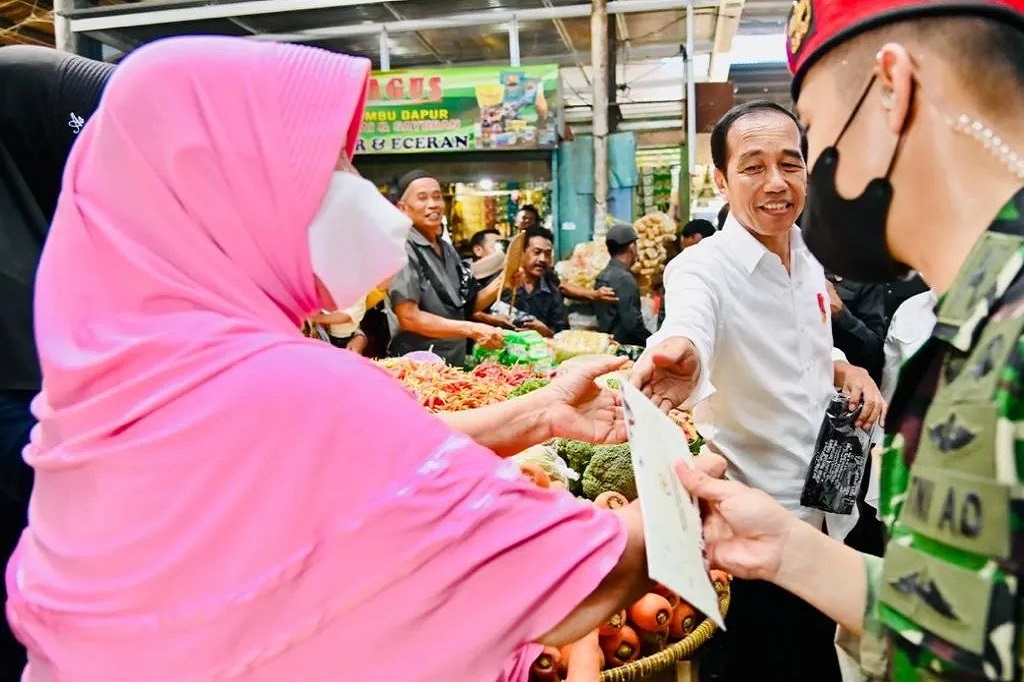 Presiden Joko Widodo yang didampingi Menteri Pertahanan Prabowo Subianto menyempatkan berbelanja baju koko di Pasar Petanahan di Kabupaten Kebumen, Provinsi Jawa Tengah, Kamis, 9 Maret 2023.