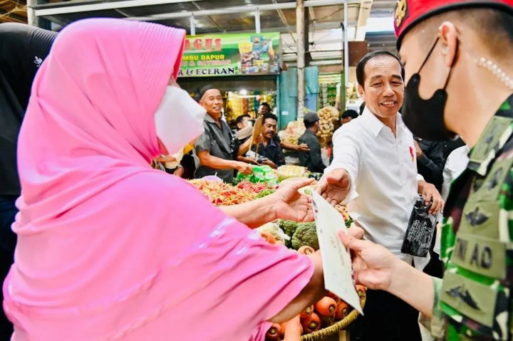 Presiden Joko Widodo yang didampingi Menteri Pertahanan Prabowo Subianto menyempatkan berbelanja baju koko di Pasar Petanahan di Kabupaten Kebumen, Provinsi Jawa Tengah, Kamis, 9 Maret 2023.