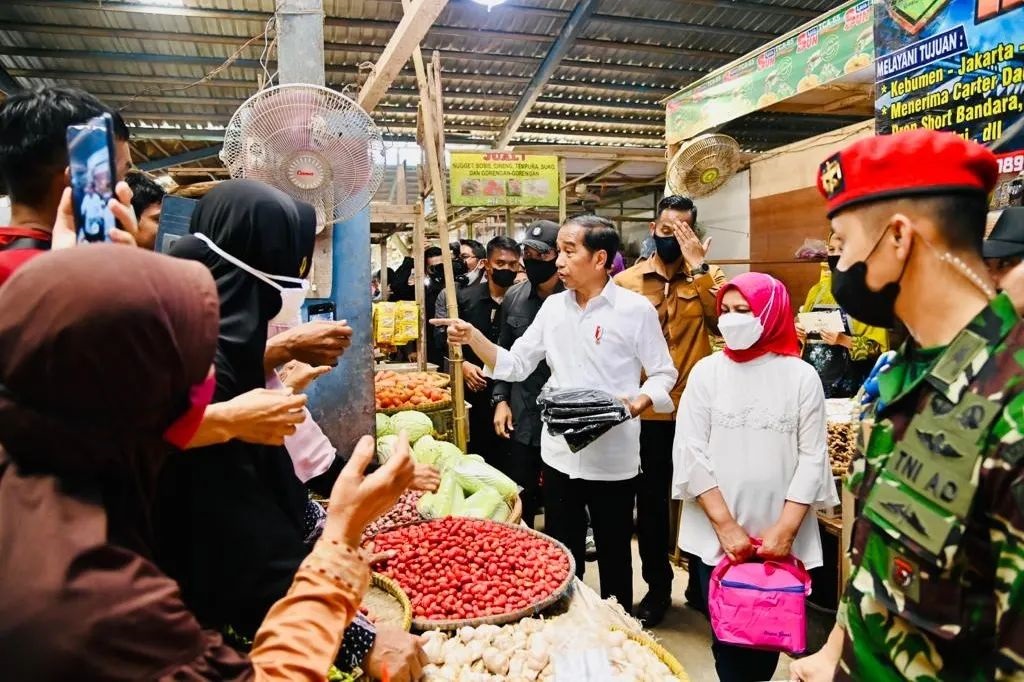 Presiden Jokowi membeli baju koko berwarna krem yang dibanderol seharga Rp100 ribu per potong.