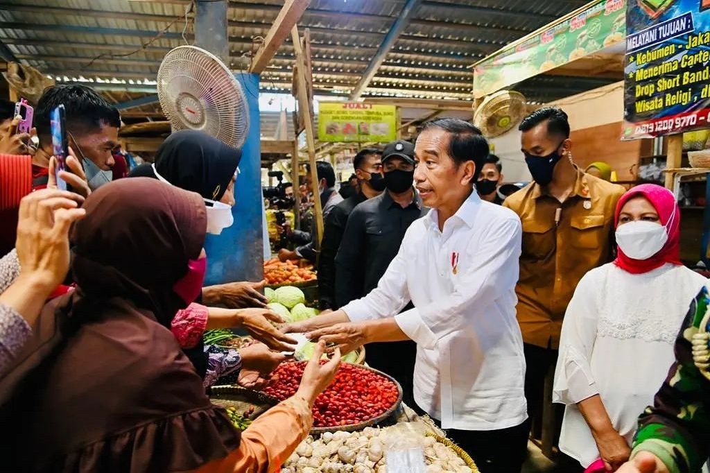 Lain halnya dengan Menteri Pertahanan Prabowo Subianto yang berbelanja peci hitam seharga Rp150 ribu.