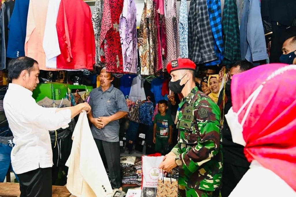 Setelah berbelanja, Presiden Jokowi melanjutkan peninjauan pasar dan membagikan bantuan sosial berupa bantuan modal kerja, bantuan tunai, hingga bantuan sembako.