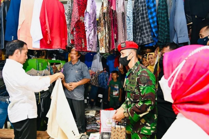 Setelah berbelanja, Presiden Jokowi melanjutkan peninjauan pasar dan membagikan bantuan sosial berupa bantuan modal kerja, bantuan tunai, hingga bantuan sembako.