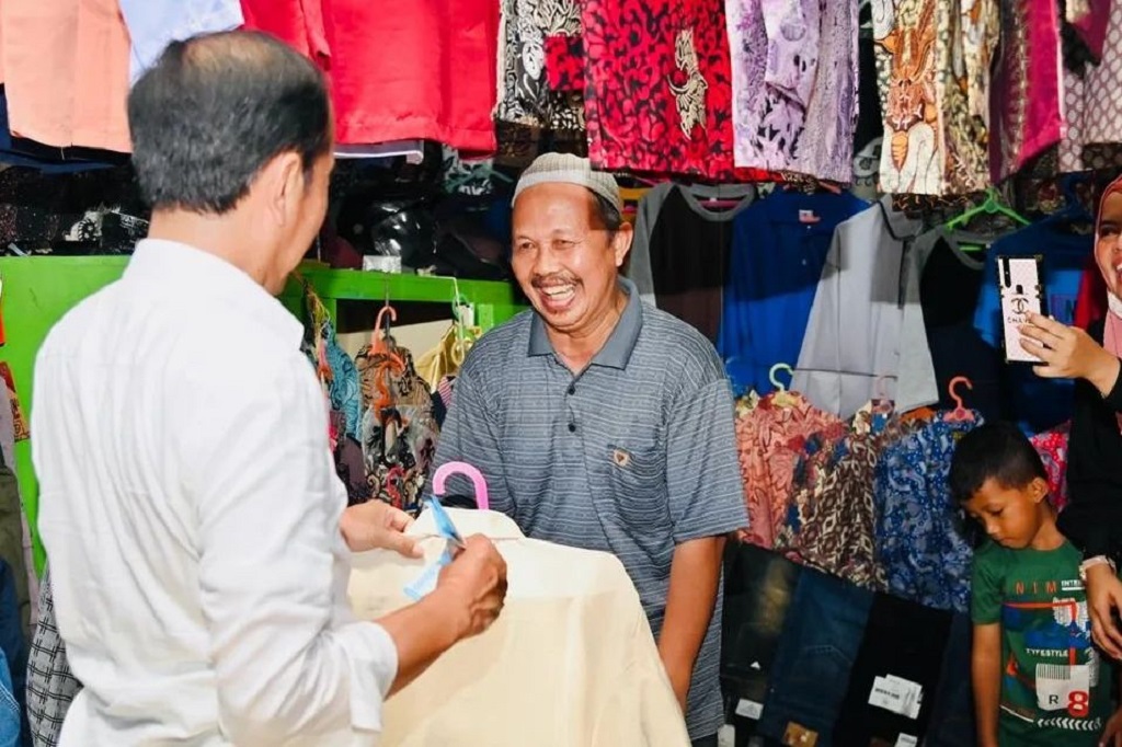 Kegiatan berkunjung ke pasar tradisional ini merupakan salah satu agenda yang rutin dilakukan oleh Presiden Jokowi ketika melakukan kunjungan kerja ke suatu daerah.