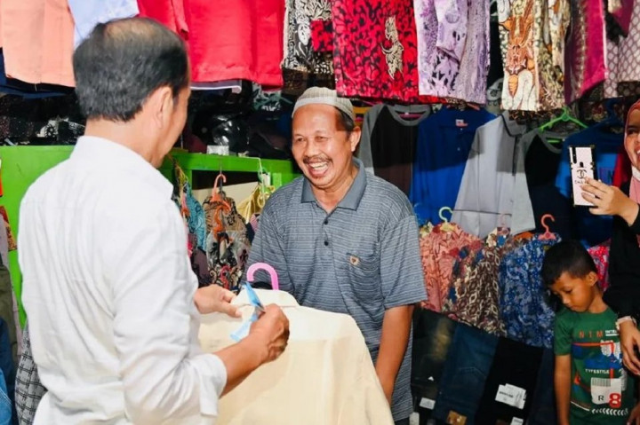 Kegiatan berkunjung ke pasar tradisional ini merupakan salah satu agenda yang rutin dilakukan oleh Presiden Jokowi ketika melakukan kunjungan kerja ke suatu daerah.