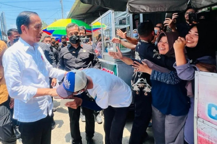 Selain untuk mengecek harga kebutuhan pokok, Presiden juga membagikan bantuan sosial bagi para pedagang.