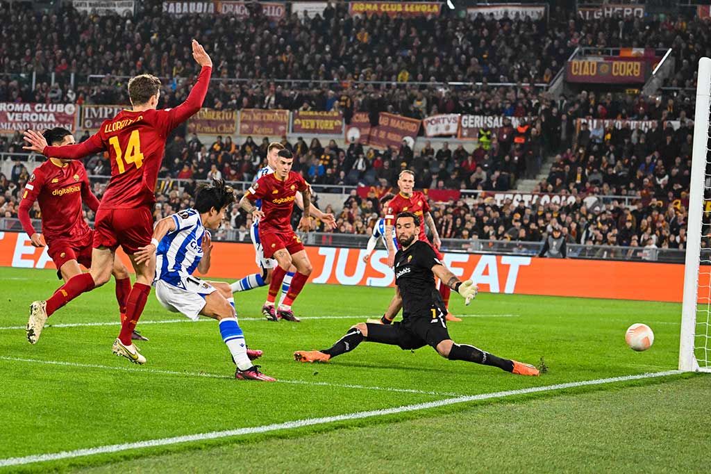 Sociedad nyaris menyeimbangkan kedudukan pada menit ke-21. Takefuso Kubo menusuk dari sisi kanan Roma dan melewati dua pemain sebelum melepaskan tendangan dari sudut sempit. Sayang bola hanya membentur tiang gawang. Skor 1-0 untuk tuan rumah bertahan hingga jeda.