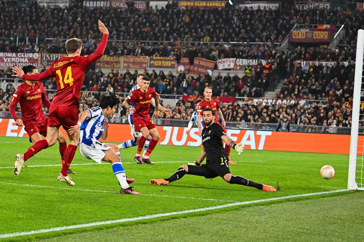 Sociedad nyaris menyeimbangkan kedudukan pada menit ke-21. Takefuso Kubo menusuk dari sisi kanan Roma dan melewati dua pemain sebelum melepaskan tendangan dari sudut sempit. Sayang bola hanya membentur tiang gawang. Skor 1-0 untuk tuan rumah bertahan hingga jeda.