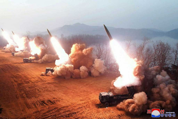 Outlet berita KCNA Pyongyang mengatakan beberapa jam kemudian bahwa pemimpin Korea Utara, Kim Jong Un berada di lapangan untuk menyaksikan unjuk kekuatan oleh unit artileri dan siap untuk menanggapi perang yang sebenarnya.