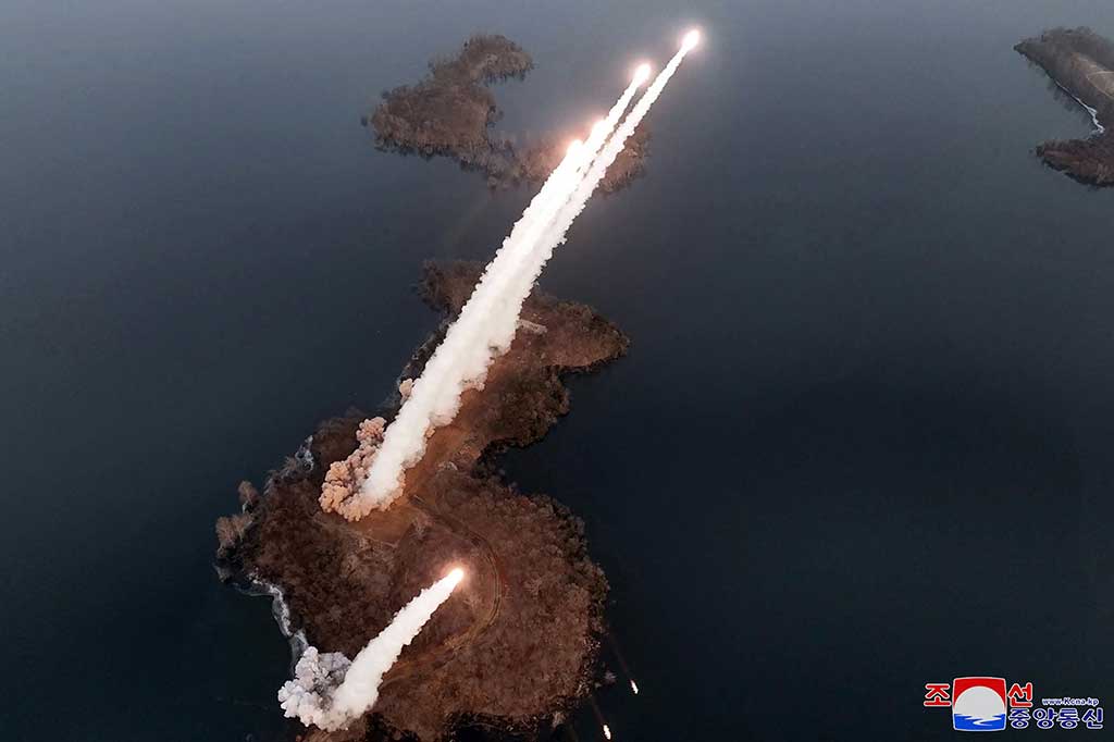 Kepala Staf Gabungan Korea Selatan mengatakan pihaknya mendeteksi peluncuran satu rudal balistik jarak pendek dari kota pelabuhan Nampo di barat Korea Utara pada pukul 18:20 (0920 GMT).