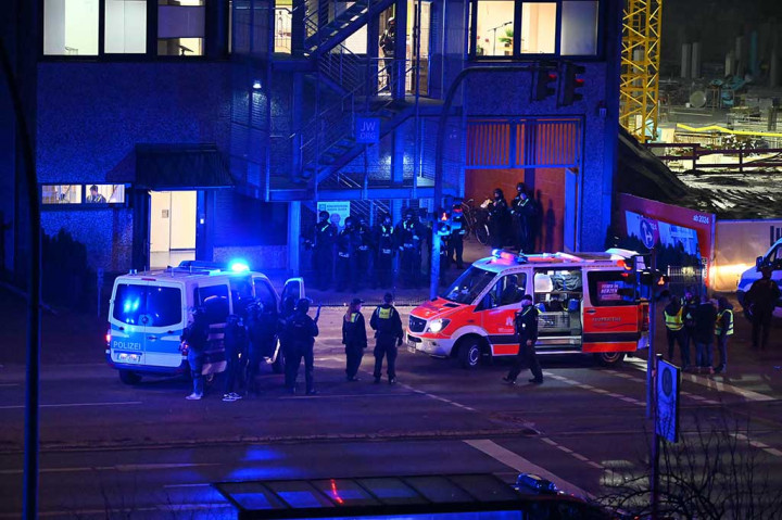 Polisi dan ambulans terlihat di dekat lokasi di mana beberapa orang tewas dalam penembakan di sebuah gereja di Hamburg, Jerman pada Kamis, Maret 9, 2023.