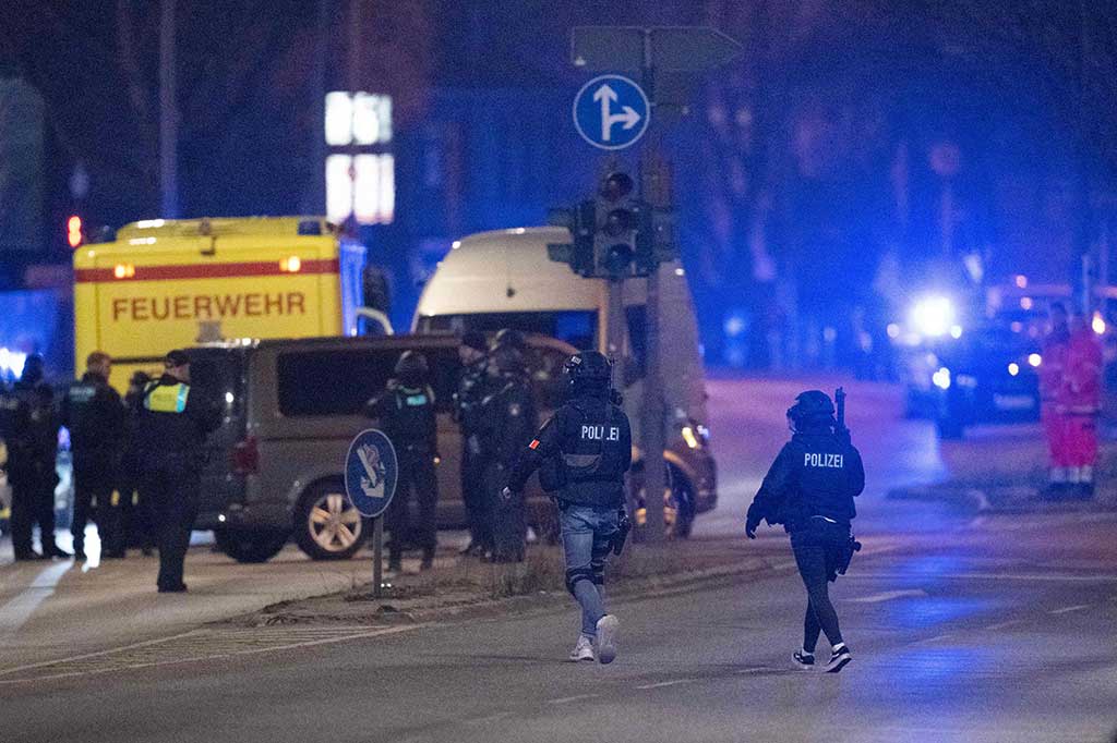 Penembakan itu terjadi sekitar pukul 20.00 GMT, kata polisi, sembari menambahkan bahwa ada satu atau lebih penyerang yang tidak diketahui. Penembakan itu terjadi di gereja Saksi Yehuwa, tambah Bild.