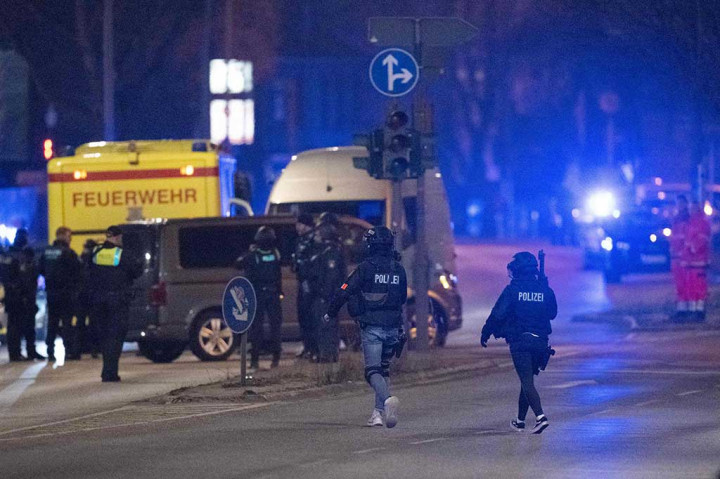 Penembakan itu terjadi sekitar pukul 20.00 GMT, kata polisi, sembari menambahkan bahwa ada satu atau lebih penyerang yang tidak diketahui. Penembakan itu terjadi di gereja Saksi Yehuwa, tambah Bild.