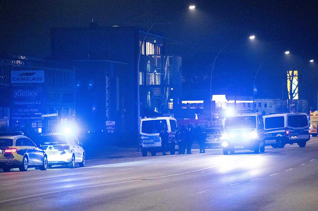 Warga harus tetap tinggal di dalam rumah dan menghindari daerah itu, kata polisi, seraya menambahkan bahwa jalan-jalan di sekitar gereja telah ditutup. Polisi juga dikutip harian Bild mengatakan tidak ada indikasi pelaku sedang dalam pelarian. 