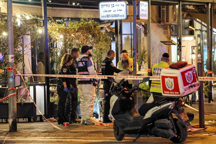 Sebelumnya, tiga orang ditembak di Tel Aviv pada Kamis malam, yang menurut  polisi Israel sebagai serangan teroris. Penembakan itu terjadi di Dizengoff Avenue, tempat hiburan malam populer di  Tel Aviv, tempat serangan Palestina menewaskan tiga orang pada April 2022.