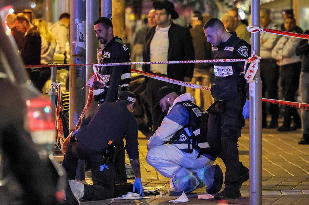 Polisi mengatakan seorang tersangka menembak seorang pejalan kaki sebelum dinetralkan oleh petugas, sementara layanan tanggap darurat Israel Magen David Adom mengatakan tiga orang yang terluka dilarikan ke rumah sakit.
