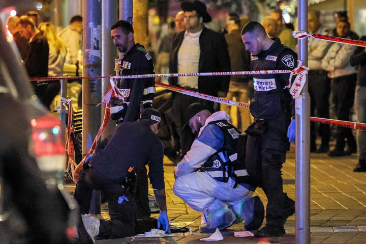 Polisi mengatakan seorang tersangka menembak seorang pejalan kaki sebelum dinetralkan oleh petugas, sementara layanan tanggap darurat Israel Magen David Adom mengatakan tiga orang yang terluka dilarikan ke rumah sakit.