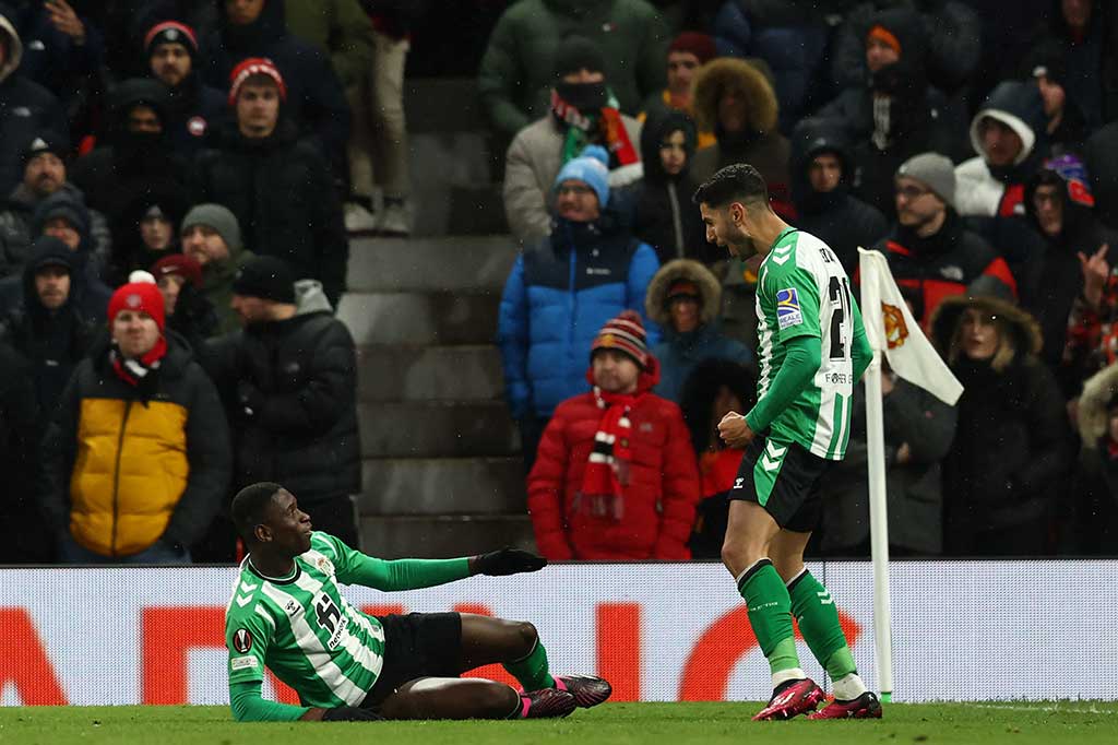 Real Betis sukses menyamakan kedudukan pada menit ke-32. Bermula dari umpan panjang, bola dikuasai Juanmi sebelum mengirimkan operan lambung ke Ayoze Perez. Dia kemudian menyelesaikannya dengan tembakan datar yang gagal dihentikan David de Gea. Babak pertama berakhir dengan skor 1-1.