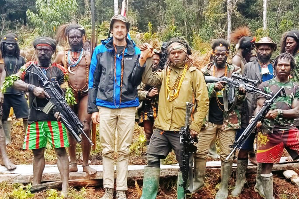 Kelompok kriminal bersenjata (KKB) di Papua kembali merilis foto dan video tentang kondisi pilot Susi Air, Philip Mark Mahrtens yang disandera sejak awal Februari 2023 lalu.