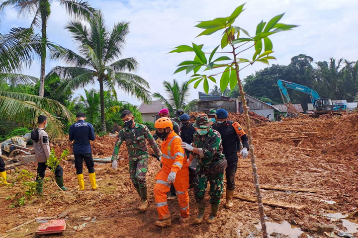 Tim Satgas Tanggap Bencana Longsor Serasan dan Serasan Timur melalui pusat informasi korban bencana tanah longsor di Desa Pangkalan, Kecamatan Serasan, Kabupaten Natuna, Kepulauan Riau, merilis nama korban di Natuna pada Rabu, 8 Maret pukul 23.00 WIB.