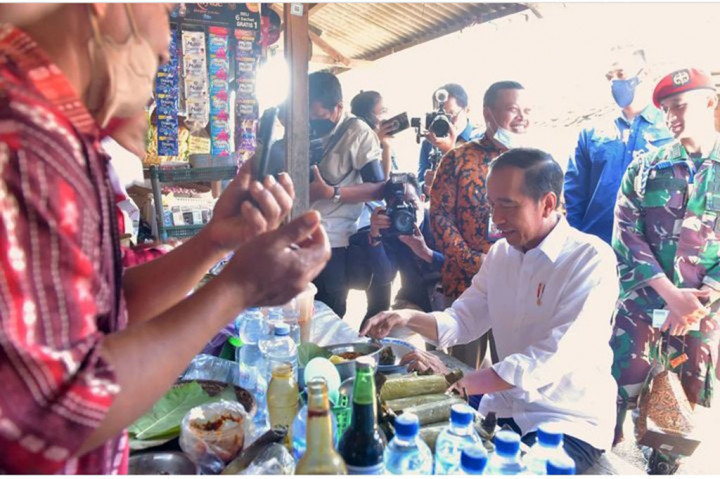 Menjelang bulan puasa (Ramadan 2023) Presiden Joko Widodo mengecek harga kebutuhan pokok di Pasar Mendenrejo, salah satu pasar di pelosok Kabupaten Blora, Jawa Tengah, Jumat, 10 Maret 2023. Jokowi mendapati harga sejumlah bahan pokok masih dalam kondisi baik.