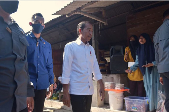 Dia menyampaikan kunjungan ke pasar juga untuk memantau langsung harga kebutuhan pokok di lapangan menjelang bulan puasa (Ramadan). 