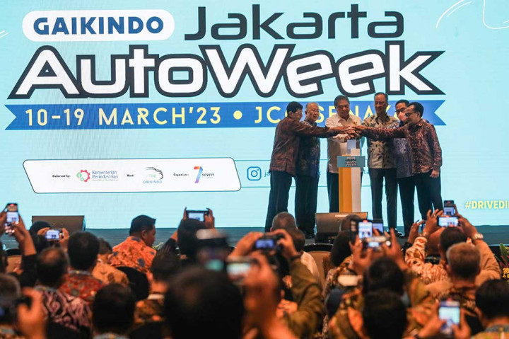 Menteri Koordinator Bidang Perekonomian Airlangga Hartarto dan Menteri Perindustrian (Menperin), Agus Gumiwang Kartasasmita didampingi pejabat terkait membuka pameran otomotif Gaikindo Jakarta Auto Week (GJAW) 2023 di Jakarta Convention Center, Senayan, Jakarta, Jumat, 10 Maret 2023. 