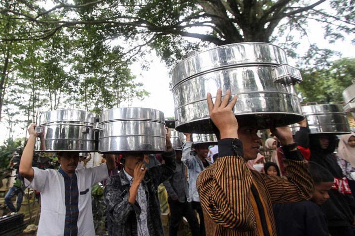 Sejumlah warga membawa tenongan menuju ke tempat pemakaman setempat di Desa Sukabumi, Kecamatan Cepogo, Boyolali, Jawa Tengah, Jumat, 10 Maret 2023.