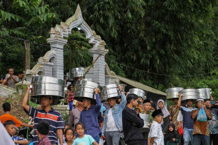  Ratusan warga di lereng Gunung Merapi tepatnya Desa Sukabumi, Kecamatan Cepogo, Kabupaten Boyolali, Jawa Tengah, Jumat, 10 Maret 2023, mengikuti upacara tradisi 'Sadranan'. Tradisi tersebut digelar setiap tahun sekali menjelang datangnya puasa Ramadan.