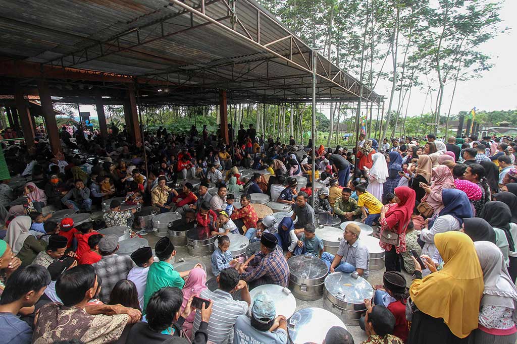 Mereka berkumpul bersama di halaman tempat pemakaman, berdoa dengan dipimpin tokoh masyarakat desa setempat untuk mendoakan para leluhur yang dimakamkan di tempat itu.  Setelah itu, warga kemudian membuka tenong yang berisi keaneka ragam jenis makanan untuk dibagikan kepada masyarakat.