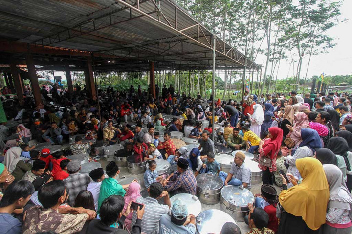 Mereka berkumpul bersama di halaman tempat pemakaman, berdoa dengan dipimpin tokoh masyarakat desa setempat untuk mendoakan para leluhur yang dimakamkan di tempat itu.  Setelah itu, warga kemudian membuka tenong yang berisi keaneka ragam jenis makanan untuk dibagikan kepada masyarakat.